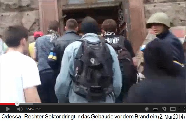 Nazis
                        mit vollen Ruckscken und Helmen beim
                        aufgebrochenen Seiteneingang des
                        Gewerkschaftshauses 02