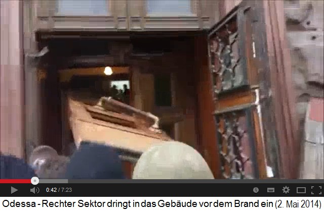 Die
                        ukrainischen Nazis des Rechten Blocks passieren
                        den aufgebrochenen Seiteneingang des
                        Gewerkschaftshaus 02