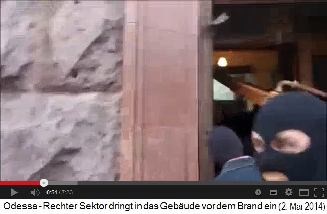 Die
                        ukrainischen Nazis des Rechten Blocks passieren
                        den aufgebrochenen Seiteneingang des
                        Gewerkschaftshaus 04 - Sturmmaske frontal