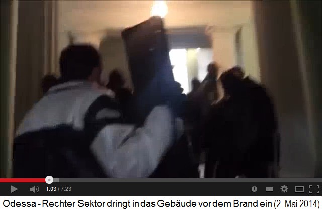 Die
                        ukrainischen Nazis des Rechten Blocks passieren
                        den aufgebrochenen Seiteneingang des
                        Gewerkschaftshaus 06