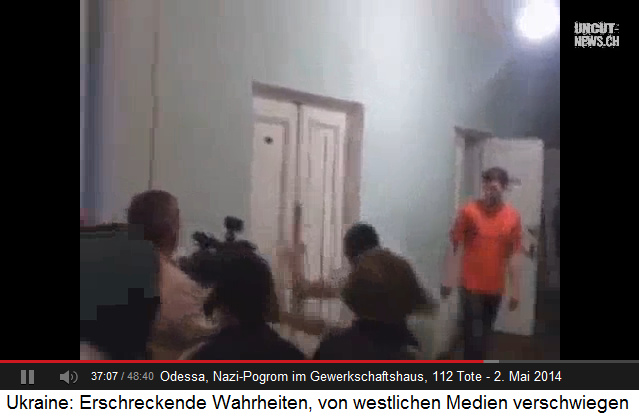 Pogrom von Odessa vom
                    2.5.2014 vor dem Gewerkschaftshaus: Schlgernazis
                    treten auf eine verschlossene Tr ein und das
                    Fernsehen schaut zu 01