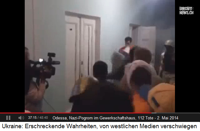 Pogrom
                    von Odessa vom 2.5.2014 vor dem Gewerkschaftshaus:
                    Schlgernazis treten auf eine verschlossene Tr ein
                    und das Fernsehen schaut zu 02