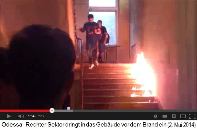 Ein
                        erstes Molotowcocktail wird auf die Treppe im
                        Innern des Gewerkschaftshauses geworfen