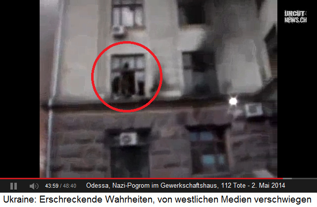 Eine
                            Person steht in einem Fenster