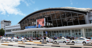 Der
                      Flughafen "Borispol" von Kiew, Terminal
                      B mit Kontrollturm im Hintergrund - hier spielen
                      sich am 17.7.2014 hohe Kriminalitten ab