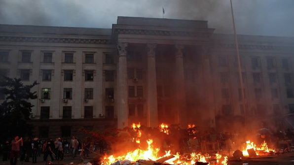 Odessa,
                    brennendes Gewerkschaftsgebude mit gejagten Opfern
                    drin