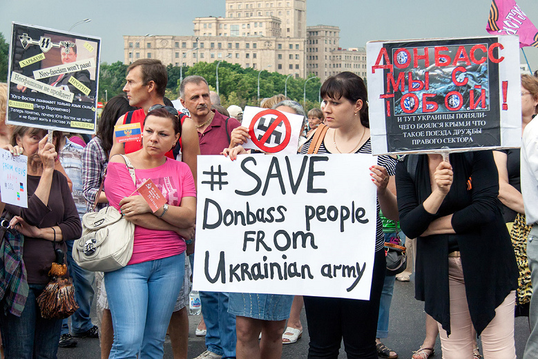 Demonstration in
                    Donezk gegen die ukrainische Nazi-Armee 2014