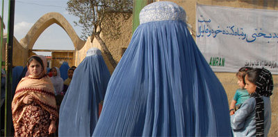 Musliminnen in Afghanistan mit Kopftuch oder
                      Burka