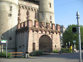 Spalentor in Basel
                        mit dem Vorwerk mit arabischen Zinnen