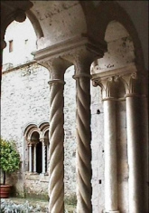 Arabesken-Sulen in
                                  verschlungener Form im Kloster
                                  Casamari