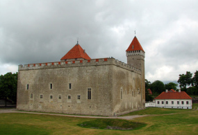 Die
                          Ordensburg in Arensburg [auch estnisch
                          Kuressare [79], auf der heute estnischen Insel
                          Saremaa (deutsch sel) [79]] wurde im
                          arabischen Viereck-Stil gebaut...