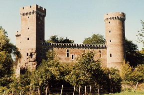 Die Burg Lechenich
                        im Rheinland ist nach arabischer Architektur
                        gebaut...