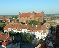 Die
                          Ordensburg in Mewe (auch polnisch Gniew) im
                          "christlich" besetzten
                          "Deutschen Osten" ist im arabischen
                          Viereck-Stil gebaut...