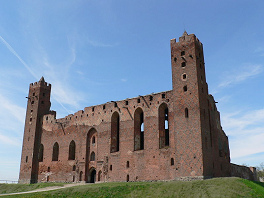 Die
                          Ordensburg in Rehden (auch polnisch Radzyń
                          Chełmiński) im "christlich"
                          besetzten "Deutschen Osten" ist im
                          arabischen Viereck-Stil gebaut...