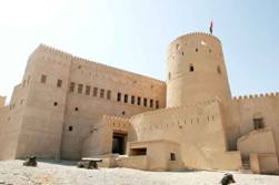 Arabische
                Burg in Rustaq in Oman (sdstliche Arabische Halbinsel)
                mit typischen Zinnen und Wachtrmen an den Ecken