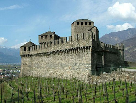 Die Burg Castello di Montebello bei
                        Bellinzona mit den arabischen Zinnen [Burg der
                        Eidgenossen zur Besetzung des Tessins]