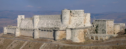 Burg des Chevaliers, arab. Qal 'at
                          al-Husn (Qal 'at al-Ḥuṣn) im heutigen Syrien,
                          eine der wichtigsten und besterhaltensten
                          "Kreuzfahrerburgen" [42, 43]