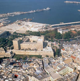 Das Castello von
                        Bari wurde in Anlehnung an arabische
                        Burgarchitektur gebaut...