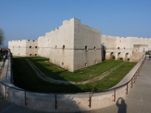 Das Castello
                        Barletta wurde in Anlehnung an arabische
                        Burgenarchitektur gebaut...