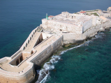 Das Castello von
                        Maniace wurde nach arabischer Burgarchitektur im
                        Viereck-Stil gebaut...