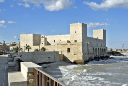 Das Castello von
                        Trani wurde nach arabischer Burgarchitektur im
                        Viereck-Stil gebaut...