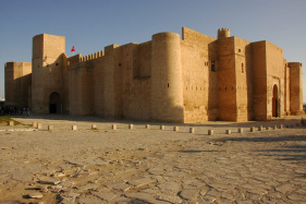 Die Festung (arab.:
                        "Ribat") von Monastir, ein weiteres
                        Beispiel einer grossen, arabischen Burg