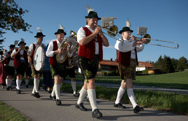 Marschmusik, z.B.
                        aus Helfendorf. Dieses militrische Ritual hat
                        seinen Ursprung im arabischen Heer...