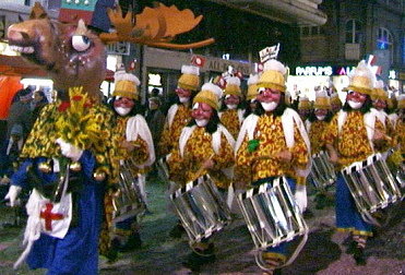 Marschmusik, z.B.
                        Tambouren in Basel an der Fasnacht 2009. Dieses
                        Ritual hat seinen Ursprung im arabischen
                        Heer...