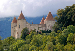 Das Schloss
                        Champvent im Kanton Waadt in der Schweiz ist im
                        arabischen Viereck-Stil umgebaut...