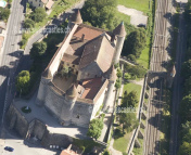 Das Schloss Grandson
                        im Kanton Waad am Neuenburgersee in der Schweiz
                        ist im arabischen Viereck-Stil umgebaut