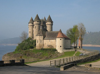 Schloss Val in der Auvergne in
                                    Frankreich, eine typische
                                    "Vierecksburg" nach
                                    arabischem Muster