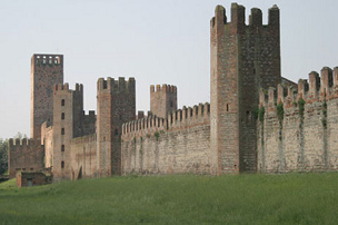 Eine Stadtmauer mit
                        Zinnen, z.B. in Montagnana in Italien. Die
                        Zinnen sind aus arabischer Befestigungstechnik
                        abgekupfert...