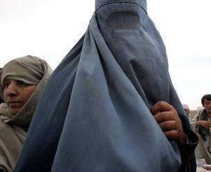 Rassismus gegen
                        Frauen im Islam: Burka-Terror gegen Frauen [1],
                        die sich vermummen mssen.