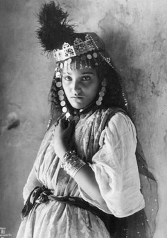 Frau in Nordafrika mit Stoffgürtel