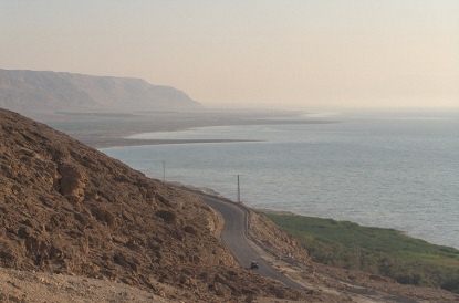 Zona del sur: Mar Muerto con
                                costa escarpada (costa brava)