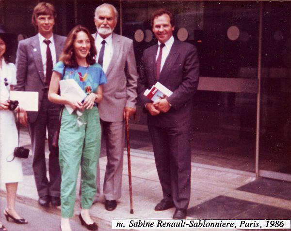 Jurij Below mit Avraham Shifrin (mit
              Stock) und Renault-Sablonnier, Paris 1986, ein schöner
              Moment im Leben (JB)