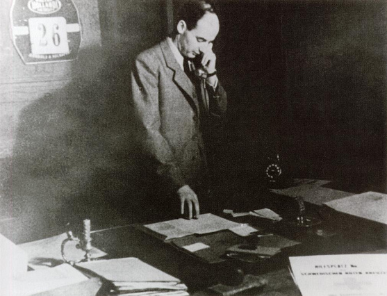 Wallenberg in
                der schwedischen Botschaft 1945, das letzte Foto von
                Wallenberg vor seinem Verschwinden durch die russische
                Deportation am 13. Januar 1945