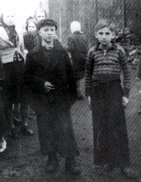 working camp "Schuetzenplatz",
                        Braunschweig, 2 Polish girls as forced
                        labourers