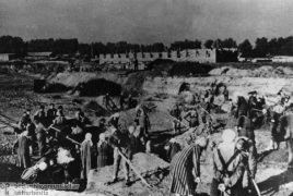 CC Auschwitz, working women in gravel pit
                          (1942)