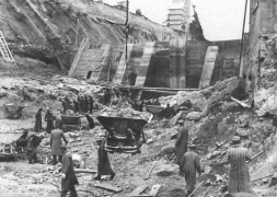 Camp Ternberg (Austria), forced
                            labourers and war prisoners on a power plant
                            building site