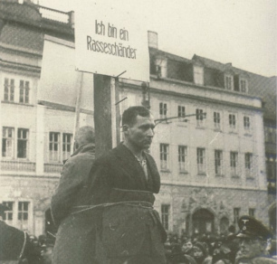 Polish man chained with shield for racial
                          defilement, Eisenach (Thuringia) 15 Nov 1940