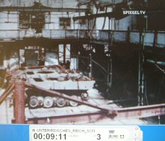 Bombardierte Rüstungsindustrie 04:
                              Ausgebrannte Panzerhalle