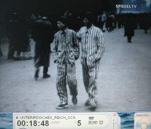 KZ Dachau bei Kriegsende 05:
                          Häftlinge spazieren