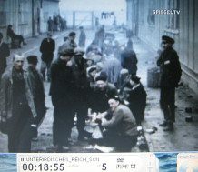 KZ
                          Dachau bei Kriegsende 06: Häftlinge kochen auf
                          der Strasse ihre Suppe
