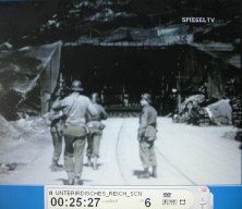 Kohnstein 10,
                          Ami-Soldaten vor einem Stolleneingang