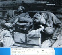 KZ Ebensee 08, Häftlinge ruhen
                          auf Koffern