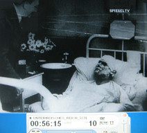 Wolfsschanze14, Hitler
                        besucht Verletzte im Spital 02
