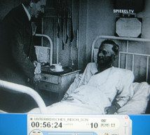 Wolfsschanze15, Hitler
                        besucht Verletzte im Spital 03