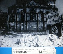 Heimatfront Berlin 10: Schild
                          "Führer befiehl, wir folgen!"