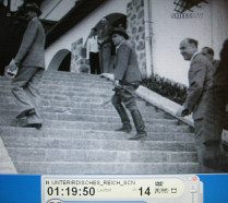 Obersalzberg-Berghof
                          06, Hitler geht eine Treppe hoch